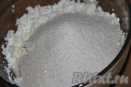 Для приготовления начинки соединить творог, сахар и ванильный сахар.