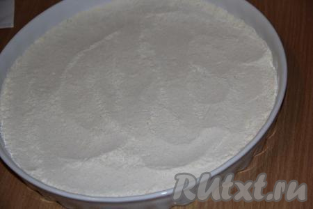 В форму для выпечки (я использовала большую&nbsp;форму диаметром 30 см) насыпать 1/2 мучной крошки, разровнять по дну формы.