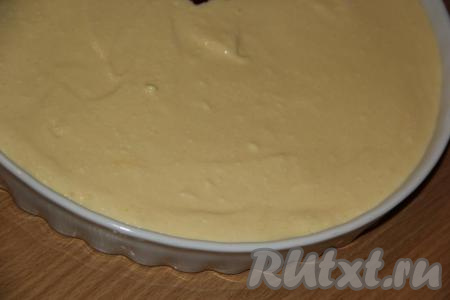 Затем аккуратно выложить творожную начинку.