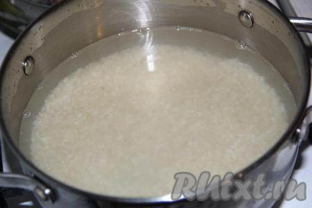 Для начала приготовить рис. Рис для суши хорошо промыть, переложить в кастрюлю и залить холодной водой в соотношении 1:2 (1 часть риса и 2 части воды), поставить на огонь, после закипания, уменьшив огонь до минимума, варить до полного испарения жидкости (обычно жидкость полностью испаряется, а рис становится готовым через 15-20 минут). Когда вода испарится, снять кастрюлю с огня, влить в рис 1-2 столовые ложки рисового уксуса, перемешать (уксус можно и не добавлять, но с ним рис становится блестящим, с приятным вкусом). Готовый рис остудить, накрыв кастрюлю полотенцем.