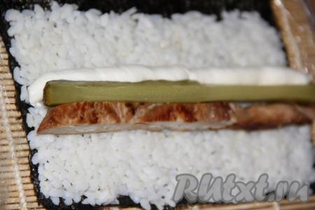 Далее выдавить из кондитерского мешка творожный сыр.&nbsp;