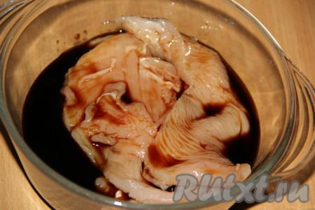 Куриное филе нарезать на кусочки среднего размера, влить к мясу 50 мл соевого соуса и оставить промариноваться на 30-45 минут.