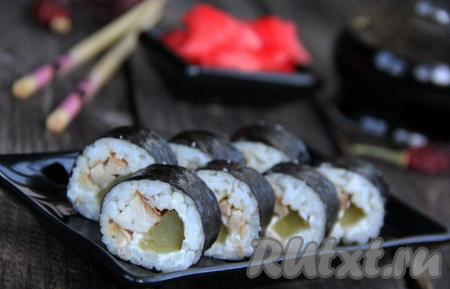 Готовый рулет острым ножом разрезать на 6-8 кусочков. Аналогично сформировать остальные роллы с курицей и огурцом. У меня из указанного количества продуктов получилось 24 ролла. Выложить роллы на тарелку и подать к столу вместе с соевым соусом, вассаби и маринованным имбирём. Приготовьте эти замечательные роллы с курицей, огурцом и сыром в домашних условиях и насладитесь их прекрасным вкусом!