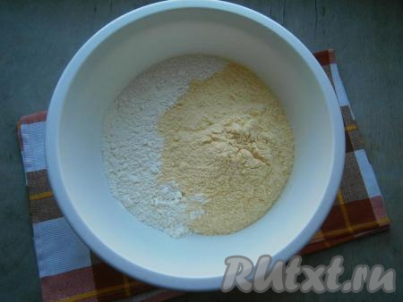 К пшеничной муке добавить кукурузную.