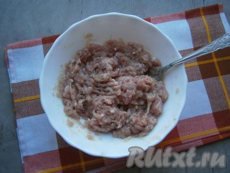 Добавить в фарш ледяную воду и тщательно перемешать. Ледяная вода сделает мясо в начинке пельменей более сочным.