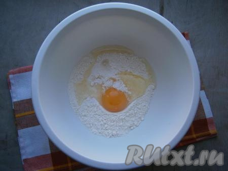 Для приготовления теста в муку добавить сырое яйцо, всыпать соль.