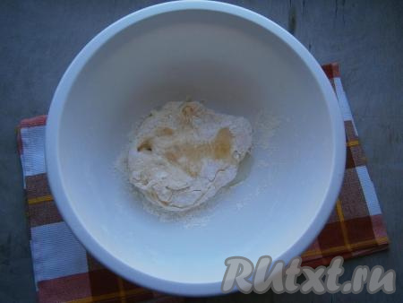 Добавляя воду, замесить тесто, влить растительное масло.