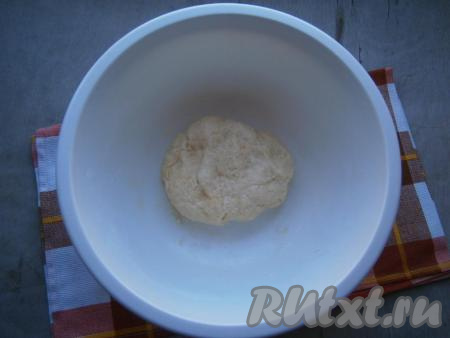 Вымешивать тесто до тех пор, пока оно не станет отлипать от рук и поверхности. Тесто прикрыть пленкой и оставить на 30-40 минут.