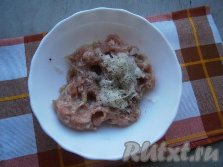Для приготовления фарша мякоть свинины перекрутить на мясорубке (или измельчить в блендере), добавить очищенный и натертый на мелкой терке репчатый лук, соль и черный молотый перец.