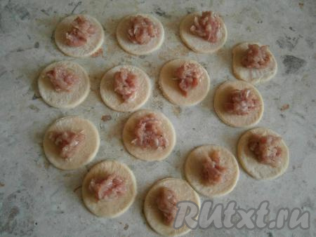 В середину кружков поместить немного свиного фарша.