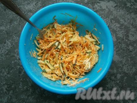 Салат тщательно перемешать.