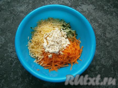 Добавить майонез, соль и черный свежемолотый перец. Майонеза много не добавляйте, чтобы салат не стал водянистым.