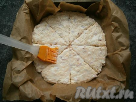 Смазать тесто сверху кефиром.