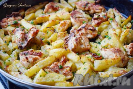 После перемешивания отправляем наше блюдо обратно в духовку и запекаем еще 10-20 минут (до появления аппетитной румяной корочки на картофеле и грудке). Готовое блюдо достаём из духовки и посыпаем мелко нарезанной зеленью.