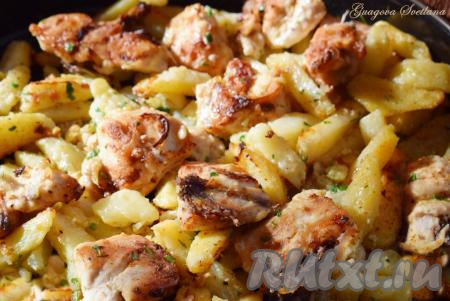 Куриная грудка, запеченная с картофелем в духовке