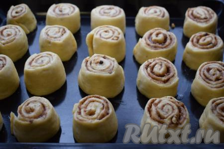 Подошедшие булочки с помощью кулинарной кисти смазываем смесью молока и яйца.