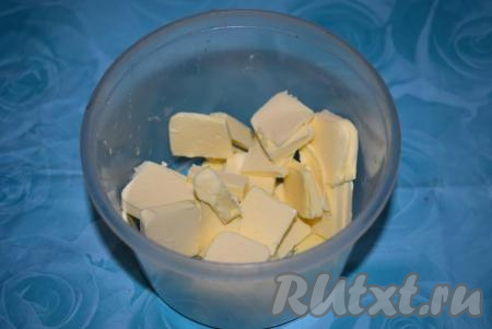 Сливочное масло нарезаем на маленькие кубики.