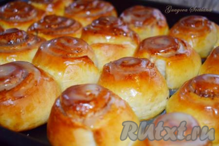 Далее на горячие синнабоны наносим карамельный соус (на каждую булочку, примерно, по 1 чайной ложке соуса). Соус будет таять и пропитывать собой нежнейшие булочки с корицей, делая их сладкими, сливочными, невероятно вкусными и ароматными.