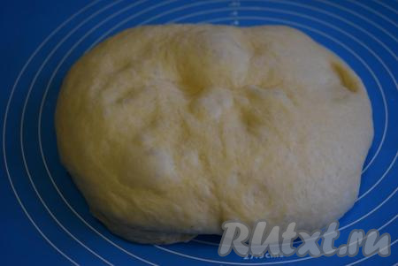 За 1,5 часа подъёма тесто увеличится в объеме, примерно, в 2 раза. Оно станет еще более воздушным.