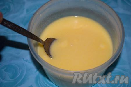 В чашу со сливочным маслом наливаем горячее молоко, перемешиваем до растворения масла, затем охлаждаем смесь до 40 градусов.
