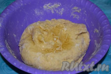 Когда тесто соберется в комок, добавляем растительное масло и продолжаем вымешивать тесто руками. Вымешиваем тесто, примерно, 10-12 минут. Тесто получится не плотным, легким, очень податливым, гладким, упругим, не липнущим к рукам. Накрываем миску с тестом пленкой и ставим в теплое место для подъёма, примерно, на 1,5 часа.