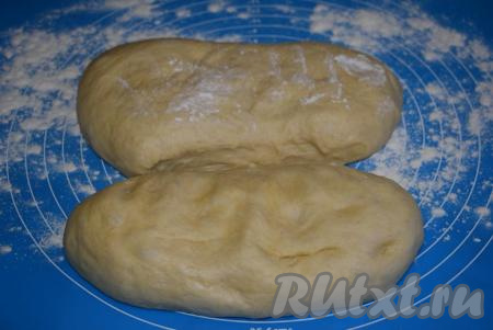 Подпыляем стол (или силиконовый коврик для выпечки) мукой. Разделим тесто на 2 равные части.