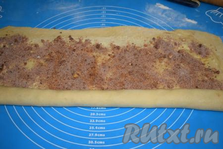 Далее вдавливаем начинку руками в тесто и сворачиваем тесто в неплотный рулет (как на фото). Края рулета защипываем.