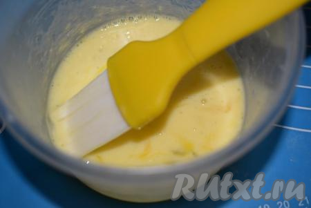 Для смазывания булочек смешиваем 1 яйцо и 2 столовые ложки молока.