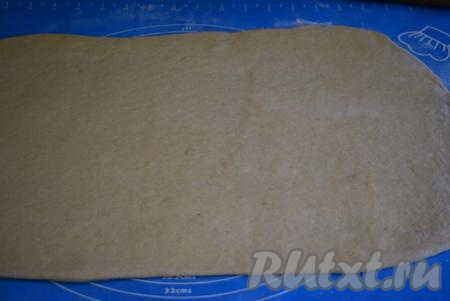 Раскатываем первую часть теста в прямоугольный пласт размером, примерно, 65х30&nbsp;см.