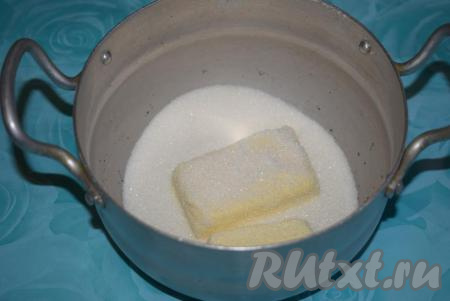 Приготовим карамельный соус для наших булочек, для этого в кастрюльку насыпаем сахар, соль и добавляем 30 грамм сливочного масла.