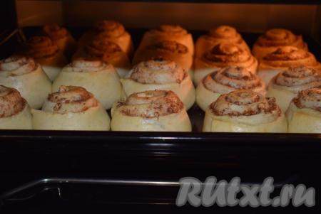 Во время выпечки булочки будут увеличиваться в размере в ширину и высоту.