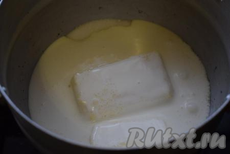 Масло, соль и сахар заливаем сливками, ставим кастрюльку на медленный огонь и варим соус, непрерывно помешивая. Постепенно соус покроется пузырьками и начнёт кипеть. Увариваем карамельный соус с момента закипания, примерно, 5-7 минут.