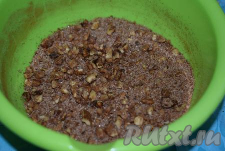 Пока тесто поднимается, приготовим начинку для наших булочек. Для этого смешаем корицу, сахар, крахмал и измельченные орехи (я кладу в начинку сырые орехи, но если вы любите жареные, то сначала слегка их&nbsp;подсушите на сухой сковороде). Начинка для булочек "Синнабон" готова. Теперь нужно достать 50 грамм сливочного масла и размягчить его до комнатной температуры.