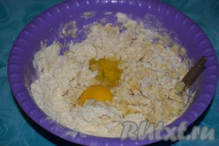 Выливаем смесь масла и молока в мучную смесь, слегка перемешиваем. Вбиваем в получившуюся массу яйцо и начинаем замешивать тесто ложкой.