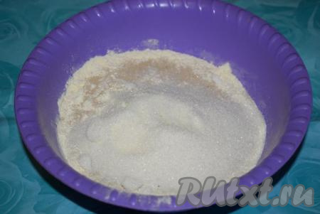 Для начала приступим к приготовлению теста, для этого в глубокую миску насыпаем просеянную муку, сахар и дрожжи, перемешиваем до однородности.