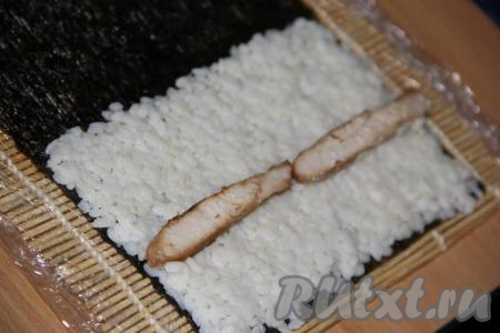 Выложить на рис брусочки курицы (как на фото).