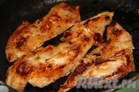 Куриное филе нарезать на средние кусочки, а затем можно залить соевым соусом и оставить промариноваться, примерно, на 40 минут, а можно просто посолить и поперчить. Обжарить филе на хорошо разогретой сковороде (я обжаривала, не смазывая сковороду маслом), с двух сторон до золотистого цвета (примерно, минуты по 2-3 с каждой стороны) на среднем огне. Затем остудить куриное мясо.