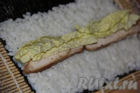 Мягкие части листа китайской капусты нарезать на полоски. Выложить нарезанную китайскую капусту рядом с куриным филе (как на фото).