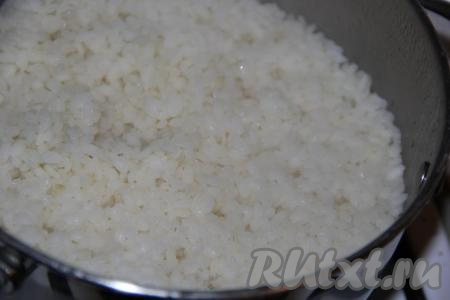 Для того чтобы роллы получились вкусными, немаловажно правильно приготовить рис. Рис хорошо промыть в проточной воде, затем выложить в кастрюлю и залить водой комнатной температуры в соотношении 1:2 (то есть должна быть 1 часть риса и 2 части воды), поставить на огонь. После того как вода закипит, убавить огонь до минимума и, накрыв кастрюлю крышкой, варить рис до полного испарения жидкости (у меня на варку риса уходит, примерно, 20 минут с момента закипания). Как только вся вода испарится, снять кастрюлю с огня и добавить,&nbsp;по желанию, рисовый уксус, перемешать рис и, накрыв кастрюлю хлопчатобумажным полотенцем, оставить остывать.