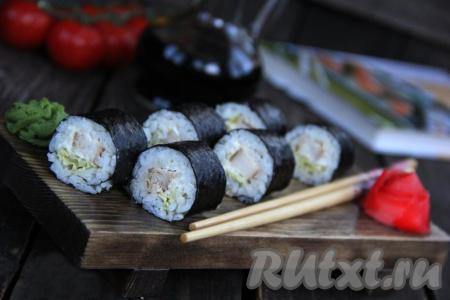 Получившийся рулетик очень острым ножом нарезать на 6 или 8 кусочков. Аналогично сформировать и остальные роллы. У меня из указанного количества продуктов получается 26-28 роллов с куриным филе. Вкусные и свежие роллы выложите на тарелку, подайте их к столу с соевым соусом, имбирём, вассаби. Вот так просто можно сделать очень аппетитные и вкусные роллы с курицей. Попробовав, вы, наверняка, вернётесь ещё не раз к этому рецепту!