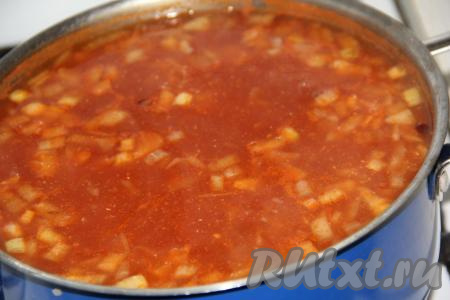 Когда картошка с квашеной капустой проварятся минут 20, добавить в кастрюлю лук, обжаренный с томатной пастой, соль, специи (в качестве специй можно добавить, например, несколько горошин чёрного перца и 1-2 лавровых листочка), варить щи в течение 10-15 минут, а затем убрать с огня.