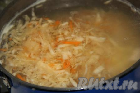 В кипящий бульон с кусочками курицы выложить картофель и капусту, довести до кипения, убавить огонь и варить 20 минут.
