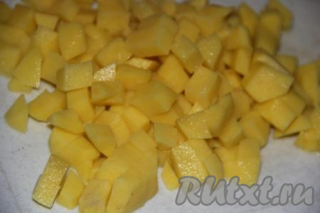 Картофель очистить и нарезать на кубики.