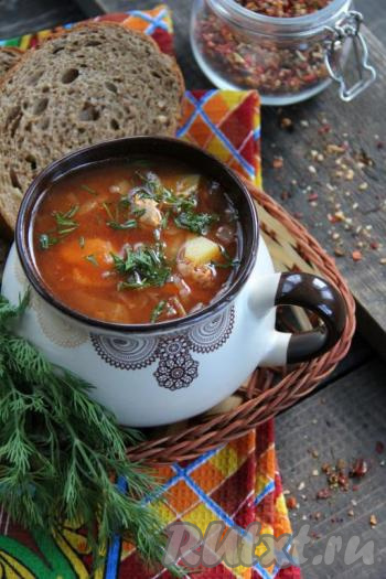 Дать аппетитным, очень вкусным щам, приготовленным из квашеной капусты с курицей, настояться под крышкой 10-15 минут, а затем подать в горячем виде к столу. Можно добавить в каждую тарелку рубленную зелень или варёное яйцо.