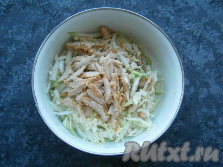 Болгарский перец освободить от семенной коробки, чеснок очистить. Куриное филе (у меня запеченное филе, но можно взять и отварное) нарезать соломкой или брусочками. Нашинковать пекинскую капусту, немного посолить, чуть примять руками. Соединить в миске нашинкованную пекинскую капусту и нарезанное куриное мясо.