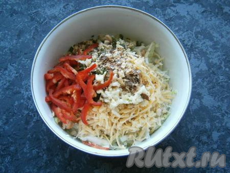 Сюда же&nbsp;добавить нарезанный соломкой болгарский перец, пропущенный через пресс чеснок и рубленные грецкие орехи.