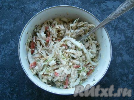 Салат тщательно перемешать.