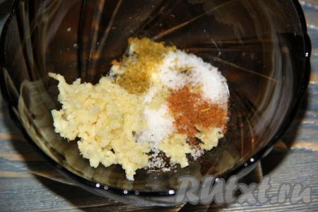 Для приготовления маринада для хе в миску всыпать соль, приправу для моркови по-корейски, смесь перцев, добавить чеснок, пропущенный через пресс.