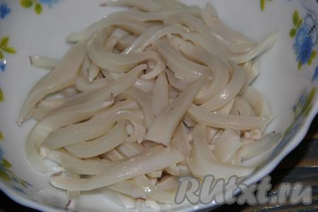 Варёные тушки остудить и нарезать на длинные полоски.