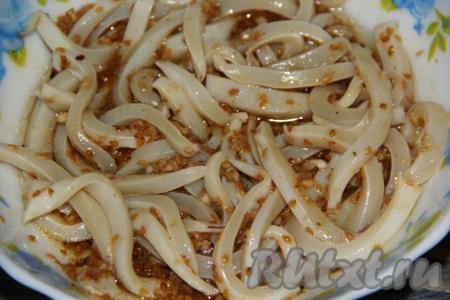 Добавить горячий маринад к кальмарам и перемешать. Поставить хе в холодильник на 10 часов.